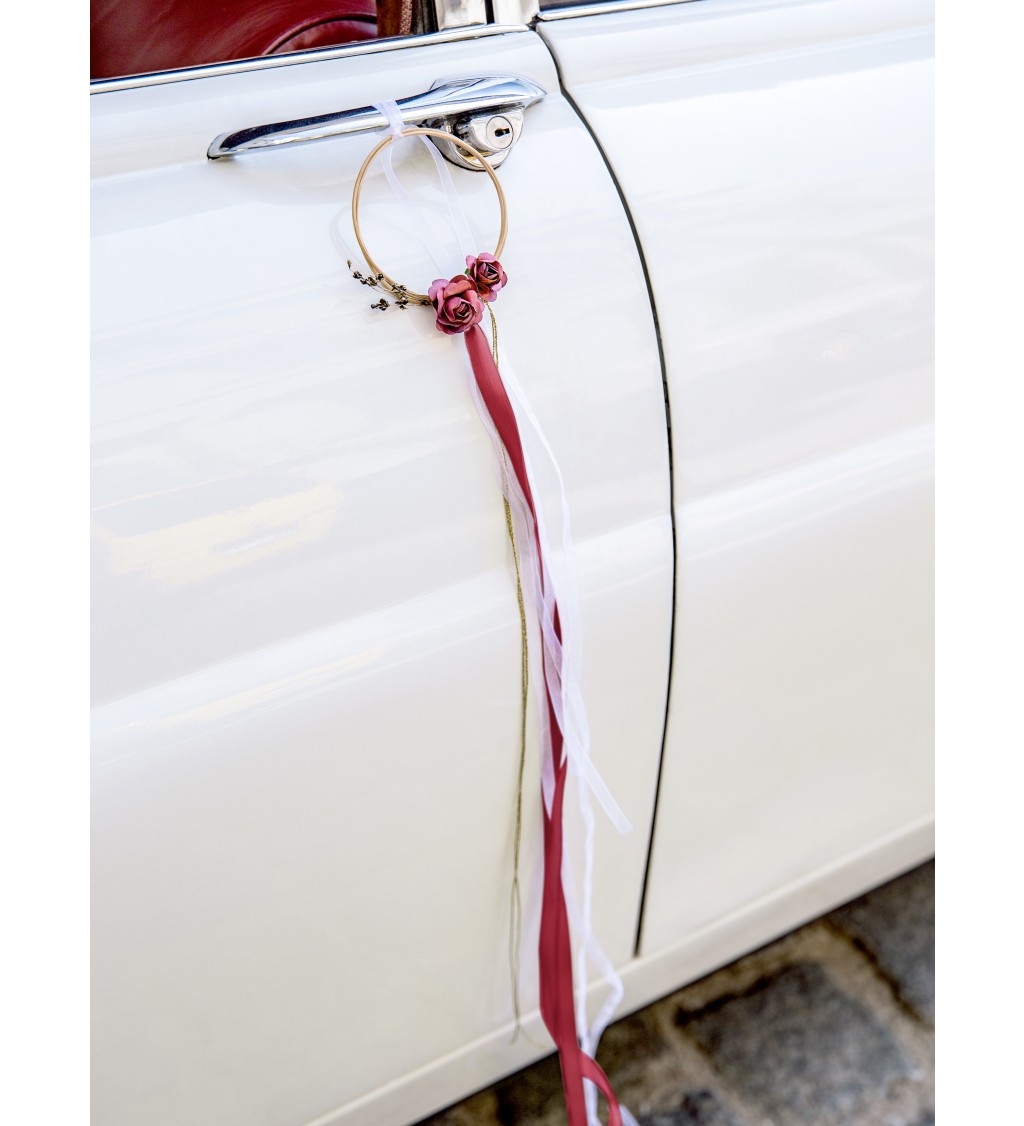 Ratanová stylová červená dekorace auta
