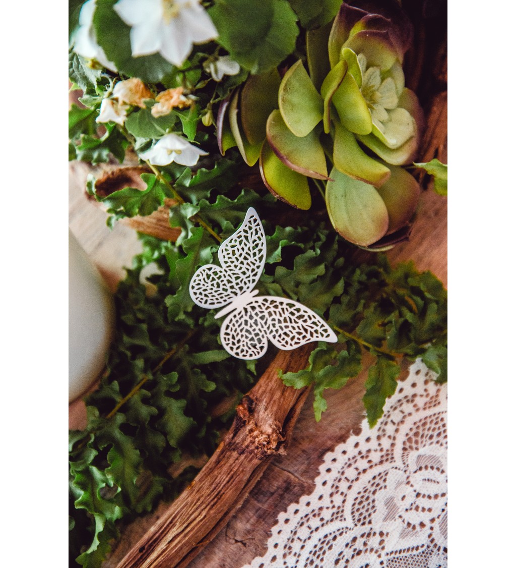 Bílá dekorace - papíroví motýlci V