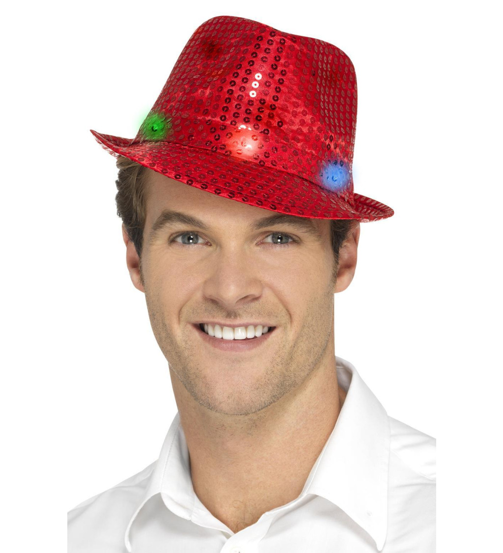 Červený svítící klobouk s flitry