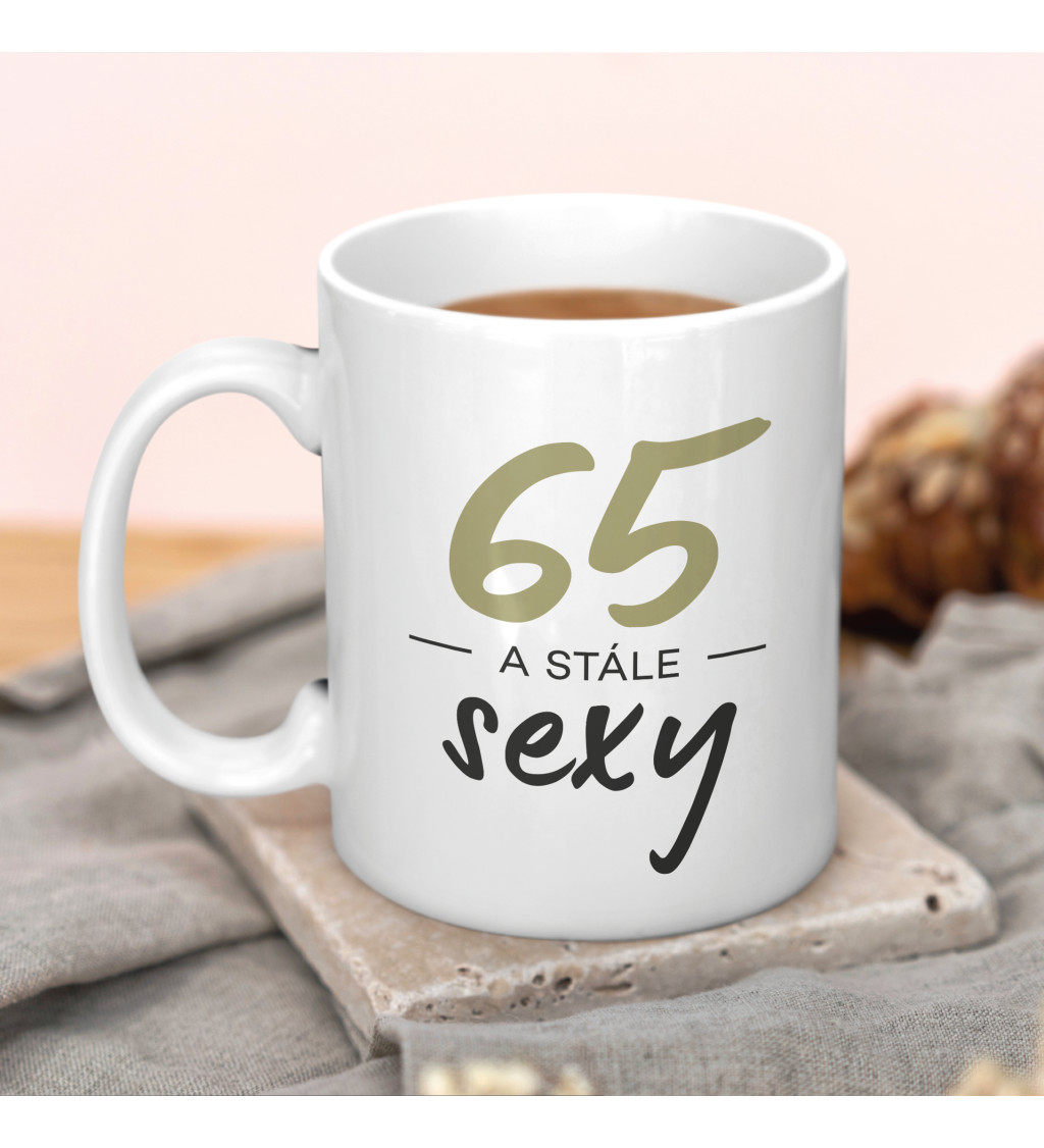 Narozeninový hrnek - "65 a stále sexy"