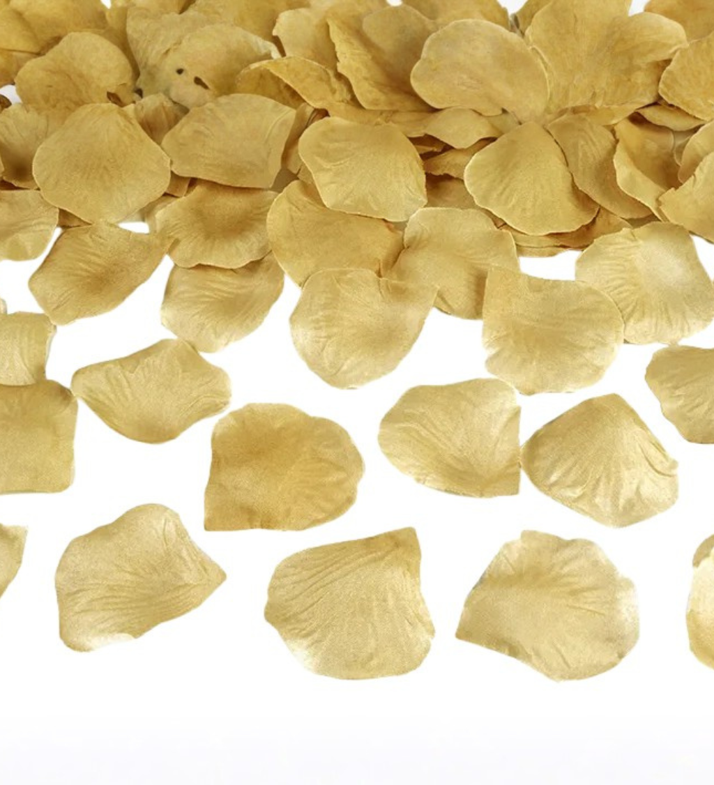 Zlaté okvětní lístky růží