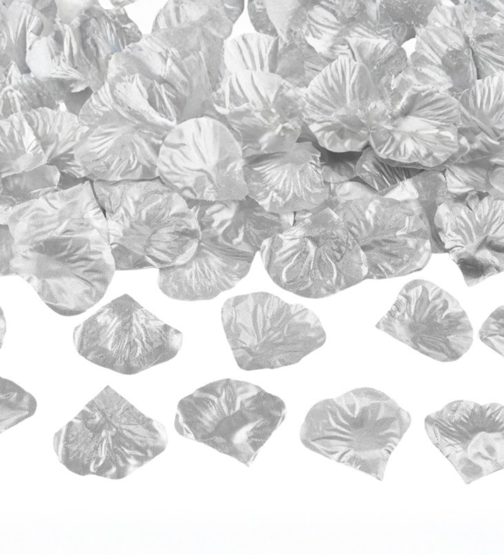 Stříbrné okvětní lístky růží