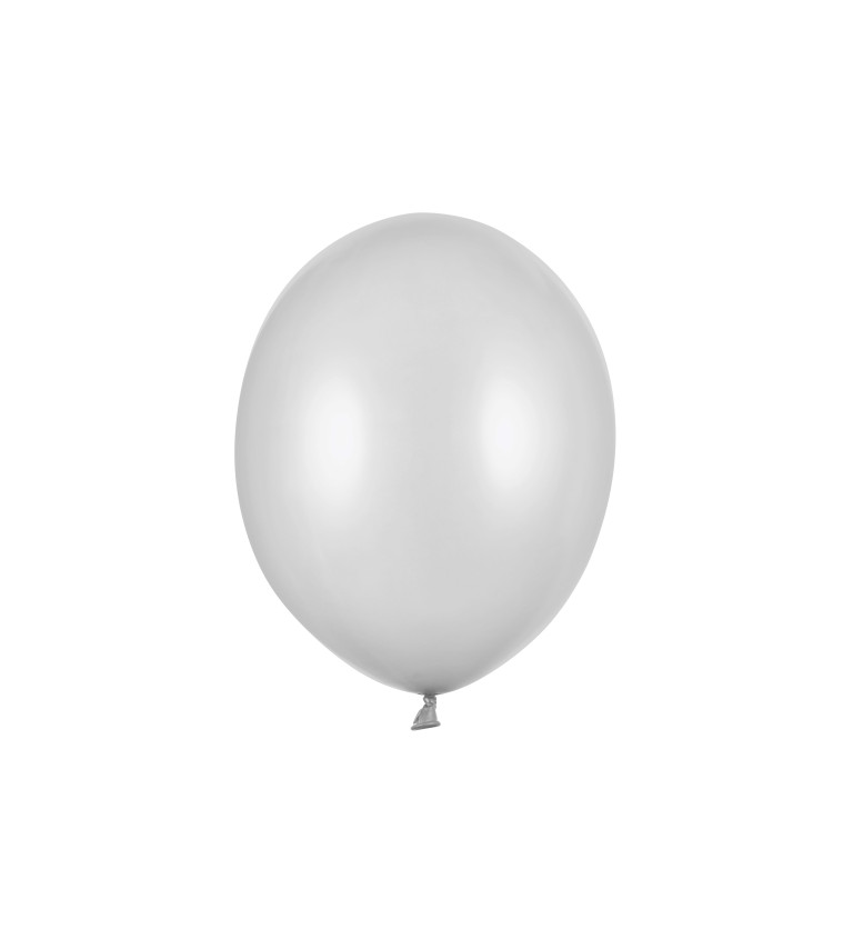 Balení šedých latexových balónků