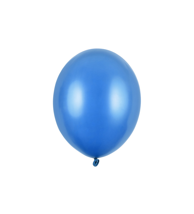 Balení latexových modrých balónků