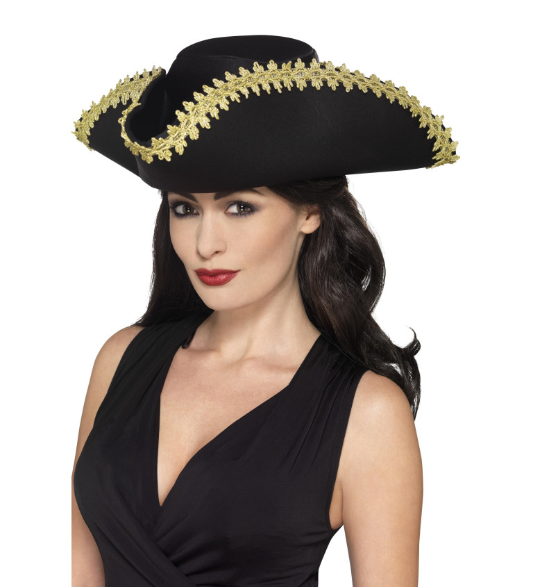 Černý pirátský klobouk se zlatým lemem